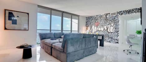 Smart TV, videojuegos, oficina