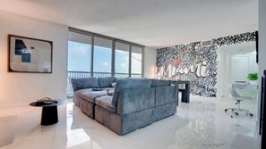 Smart TV, video games, offices - The Noir Suite 3BR 2BTH Glam Room PS5 Pool Gym (Miami)