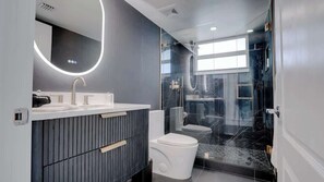 シャワー、ヘアドライヤー、タオル、シャンプー
