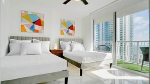 3 slaapkamers, een strijkplank/strijkijzer, reisbedje, wifi