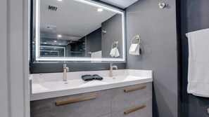 Een douche, een haardroger, handdoeken