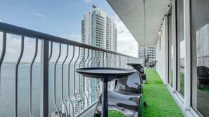 Terrace/patio - The Noir Suite 3BR 2BTH Glam Room PS5 Pool Gym (Miami)