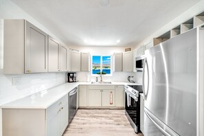 Geladeira, micro-ondas, fogão, cooktop