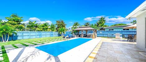 Alberca al aire libre y alberca climatizada