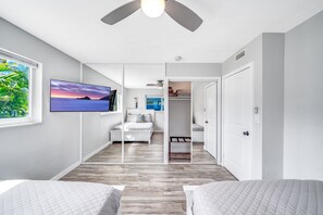 4 quartos, ferros/tábuas de passar roupa, berço de viagem