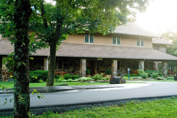 Exterior - Large rustic lodge, sleeps 44. Only 12 minutes from downtown Tulsa  (Tulsa)