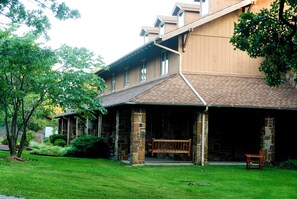 Exterior - Large rustic lodge, sleeps 44. Only 12 minutes from downtown Tulsa  (Tulsa)