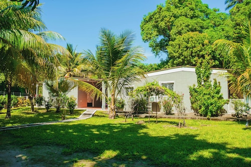 Charming 3-bedrooms house with AC, WiFi in La Libertad 15 Minutes from Airport