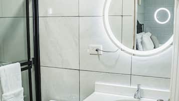 Ducha, secador de pelo, toallas, jabón