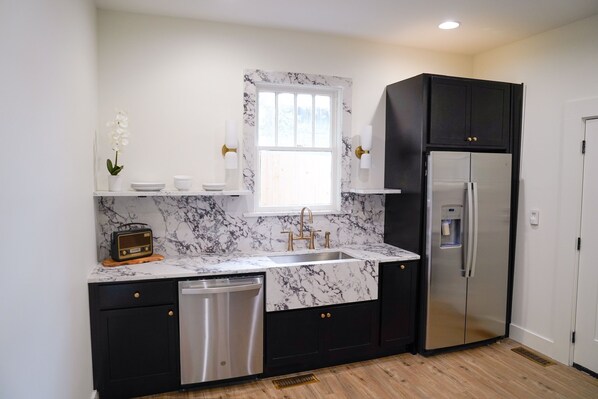 Microwave, oven, stovetop, dishwasher - Downtown Gem Near Campus (Tuscaloosa)