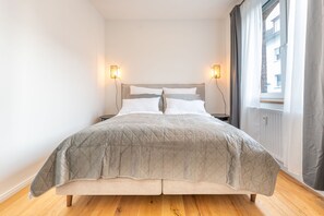 1 bedroom, desk, iron/ironing board, travel crib - Right on the Rhine, quiet and centrally located - your Zeitwohn-Studio Augusta. (Koblenz)