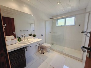 Luxury Twin Room, Sea View | Bathroom | Shower, towels, toilet paper - Hotel Boutique Renascer em Búzios (Búzios)