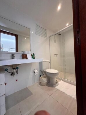 Superior-Zweibettzimmer, Balkon | Badezimmer | Dusche, Handtücher, Toilettenpapier