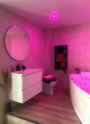 Boblebad, hårføner, håndklær og såpe