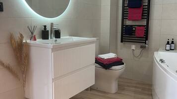 按摩浴缸、吹风机、毛巾、肥皂