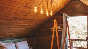 Honeymoon Cabin | Premium bedding, blackout drapes, free WiFi, bed sheets