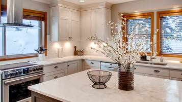 Condo, Balcony, Mountain View | Private kitchen