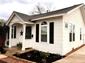 Exterior - Beautifully Remodeled Home – Perfect Location, Sleeps 8 (San Antonio)