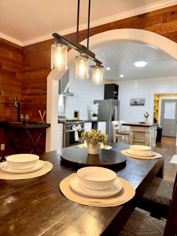 Dining - Beautifully Remodeled Home – Perfect Location, Sleeps 8 (San Antonio)