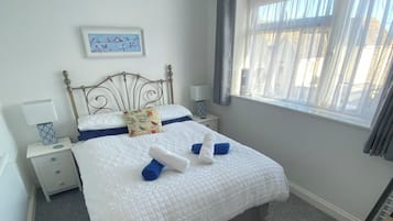 2 chambres, bureau, fer et planche Ă repasser, lit parapluie