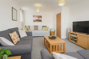 Smart TV, books - A fantastic place to be by the sea!  (Paignton)