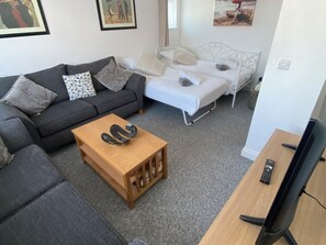 2 slaapkamers, een bureau, een strijkplank/strijkijzer, reisbedje