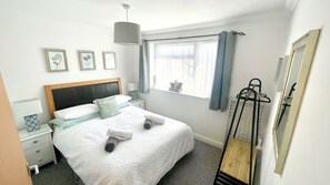 2 chambres, bureau, fer et planche à repasser, lit parapluie