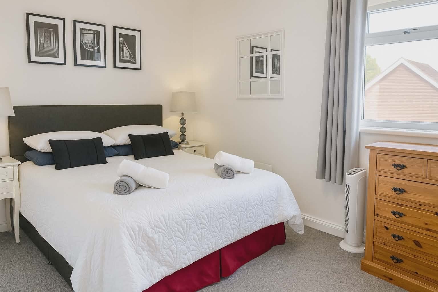 2 chambres, bureau, fer et planche à repasser, lit parapluie