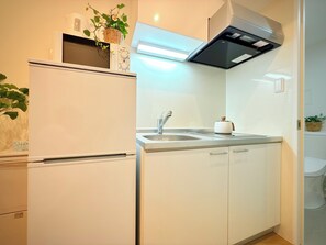Deluxe Studio Suite | Private kitchen | Fridge, microwave, stovetop, freezer - Tasuki Smart Kinshicho II (Tokyo)