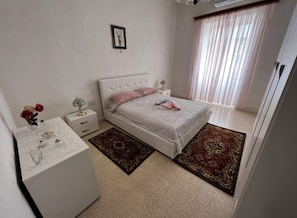 3 chambres, fer et planche à repasser, Wi-Fi gratuit, draps fournis
