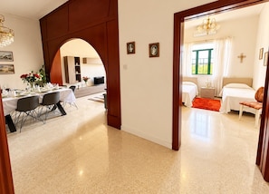 Un interior moderno con comedor, dormitorio y pasillo.