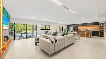 Una Smart TV, una chimenea, una mesa de tenis de mesa