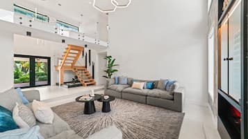 Una Smart TV, una chimenea, una mesa de tenis de mesa