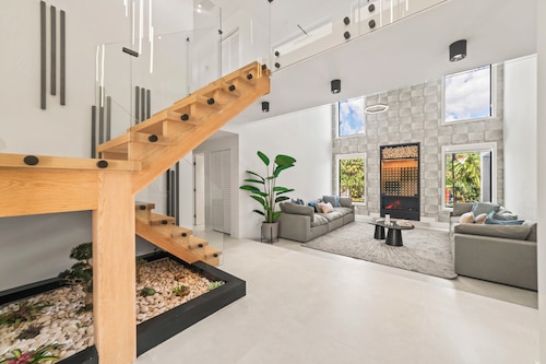 Super Lux House_11BR/Gym/Spa/Sauna/H. Pool & Games