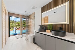 Dusche, Haartrockner, Handtücher, Seife