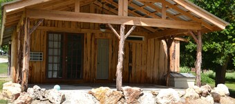 Cozy Couples Cabin New Braunfels, on Lake Dunlap