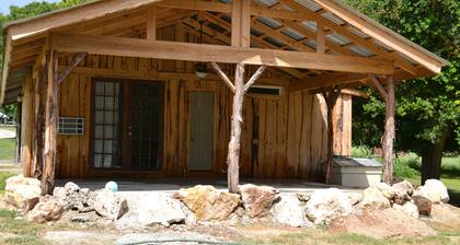 Cozy Couples Cabin New Braunfels, on Lake Dunlap