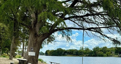 Cozy Couples Cabin New Braunfels, on Lake Dunlap