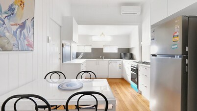 Quaint, Cute, Pet Friendly Cottage Near The Beach