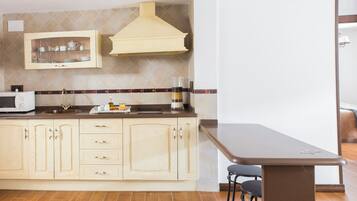 Apartament, vistes a la ciutat | Cuina privada | Microones, placa de cuina i utensilis de cuina, vaixella i coberteria