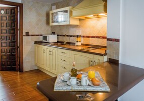 Apartamento, vistas a la ciudad | Cocina privada | Microondas, placa de cocina y utensilios de cocina