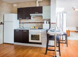 Loft | Cocina privada | Microondas, parrilla de estufa y utensilios de cocina 