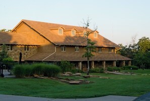 Exterior - Spacious lodge with 18 bedrooms, large living area with pool table and more! (Tulsa)