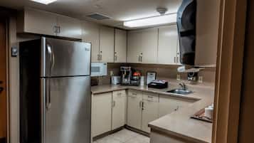 Réfrigérateur, micro-ondes, cafetiÚre/bouilloire, grille-pain