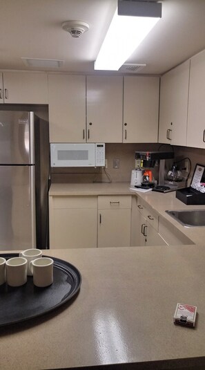 Fridge, microwave, coffee/tea maker, toaster - Spacious lodge with 18 bedrooms, large living area with pool table and more! (Tulsa)