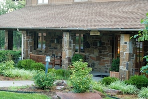 Exterior - Spacious lodge with 18 bedrooms, large living area with pool table and more! (Tulsa)