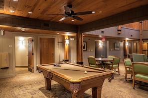 Game room - Spacious lodge with 18 bedrooms, large living area with pool table and more! (Tulsa)