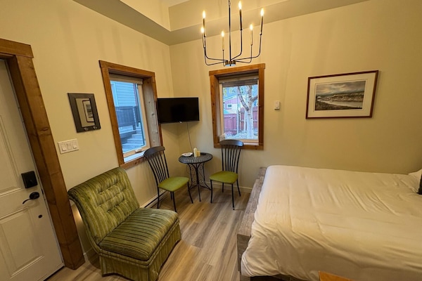 Apartemen Klasik, Bebas Asap Rokok, dapur kecil | 1 kamar tidur dan dilengkapi dengan perabotan berbeda-beda