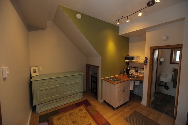 Appartement Classique, non-fumeurs, coin cuisine | Cuisine privée | CafetiÚre/bouilloire, tables à manger