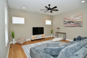 Smart TV - Charming modern duplex apartment well located near Broad Ripple (Indianapolis)